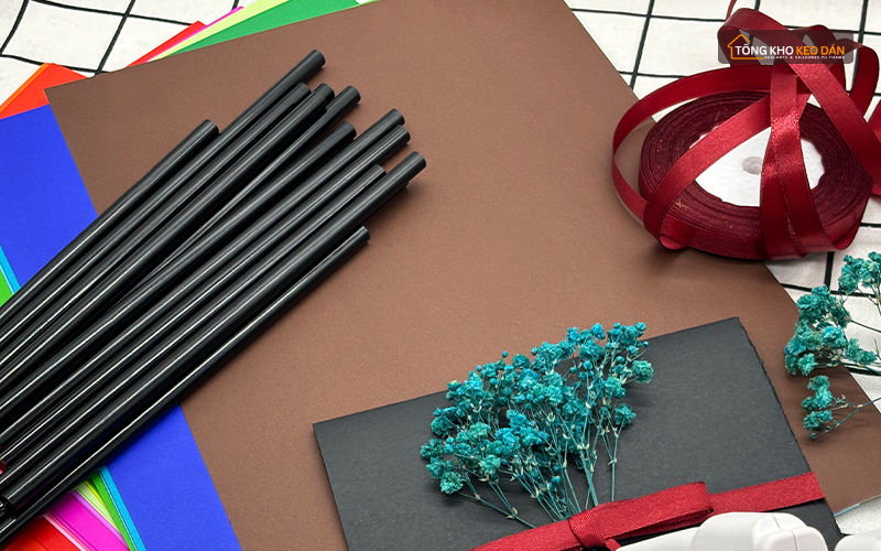 Dùng keo nến silicone không dùng súng (1) Dùng keo nến silicone không dùng súng (1)