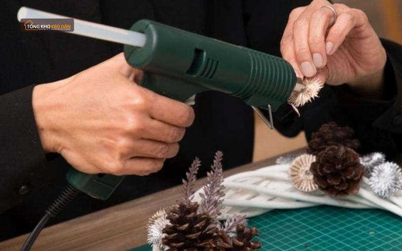 Dùng súng bắn keo chuyên dụng Dùng súng bắn keo chuyên dụng